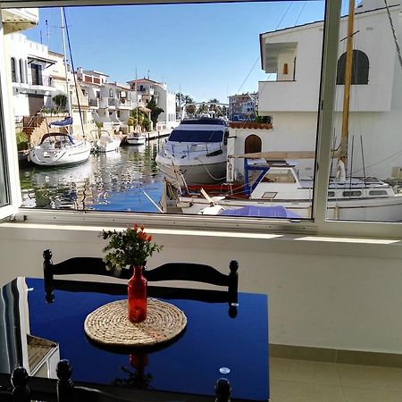 Waterside Apartment - Two Bedroom إمبوريابرافا الغرفة الصورة