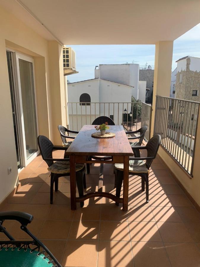 Waterside Apartment - Two Bedroom إمبوريابرافا المظهر الخارجي الصورة