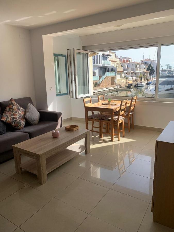 Waterside Apartment - Two Bedroom إمبوريابرافا المظهر الخارجي الصورة