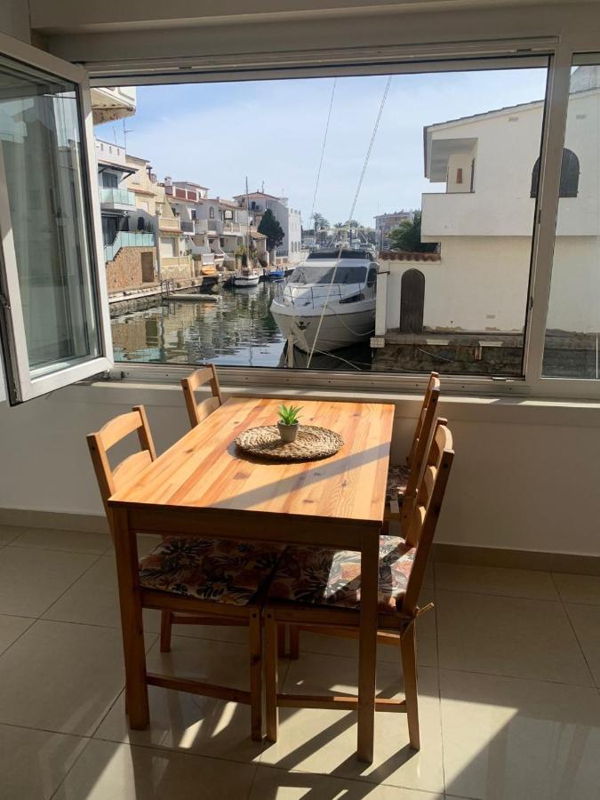 Waterside Apartment - Two Bedroom إمبوريابرافا المظهر الخارجي الصورة