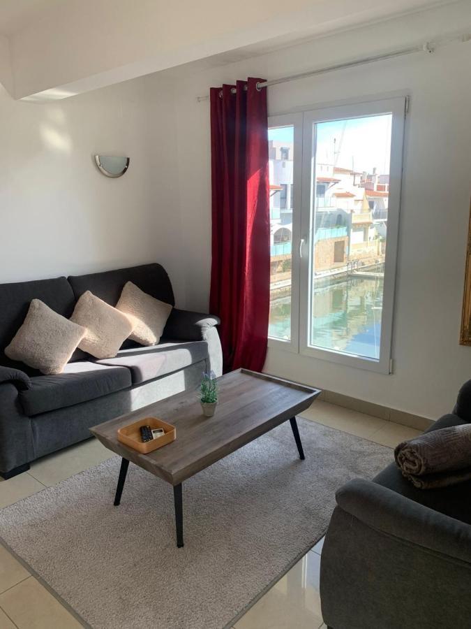 Waterside Apartment - Two Bedroom إمبوريابرافا المظهر الخارجي الصورة
