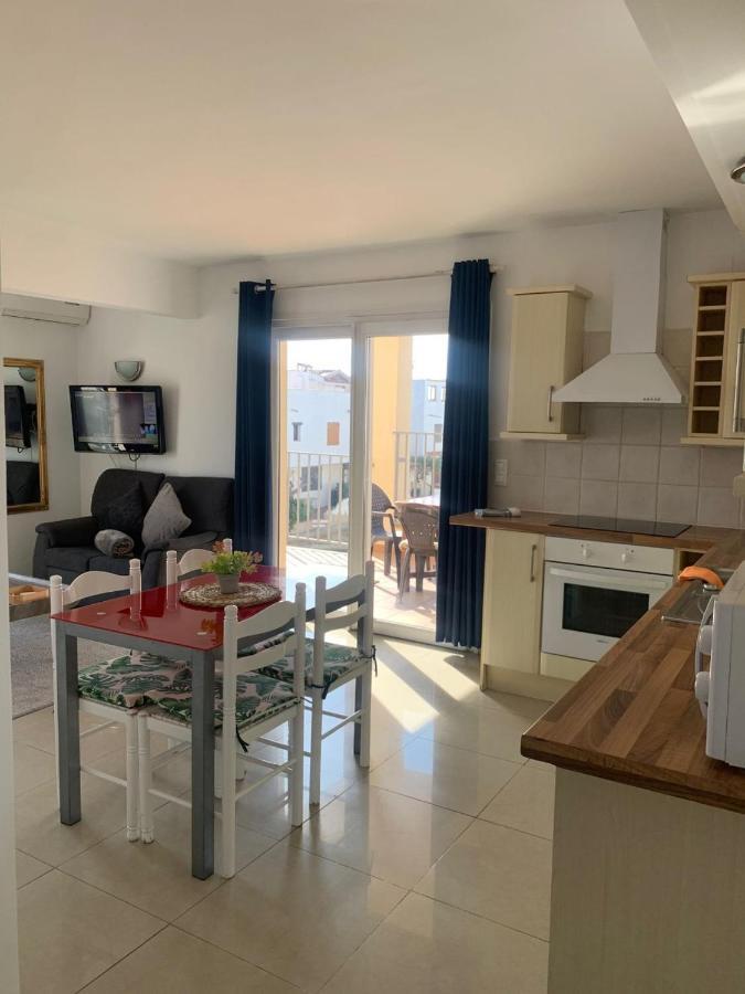 Waterside Apartment - Two Bedroom إمبوريابرافا المظهر الخارجي الصورة