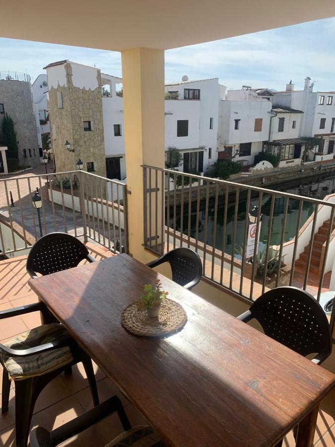 Waterside Apartment - Two Bedroom إمبوريابرافا المظهر الخارجي الصورة