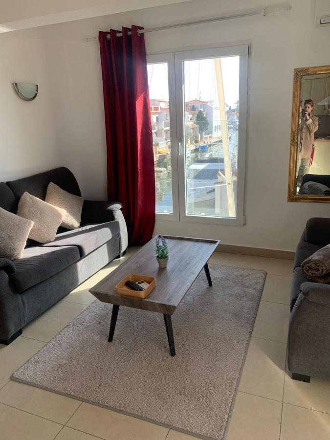 Waterside Apartment - Two Bedroom إمبوريابرافا المظهر الخارجي الصورة