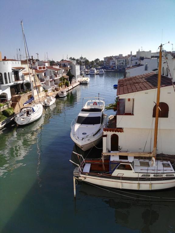 Waterside Apartment - Two Bedroom إمبوريابرافا الغرفة الصورة