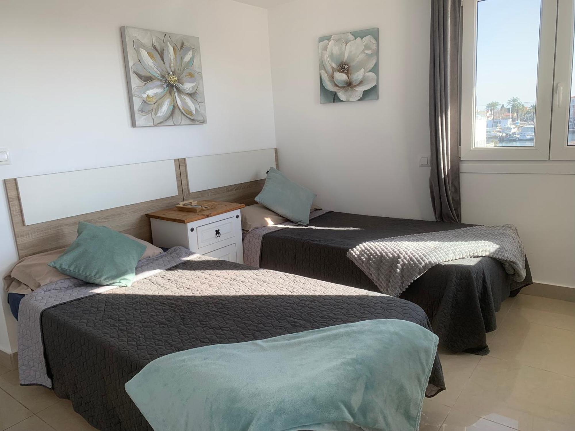Waterside Apartment - Two Bedroom إمبوريابرافا المظهر الخارجي الصورة