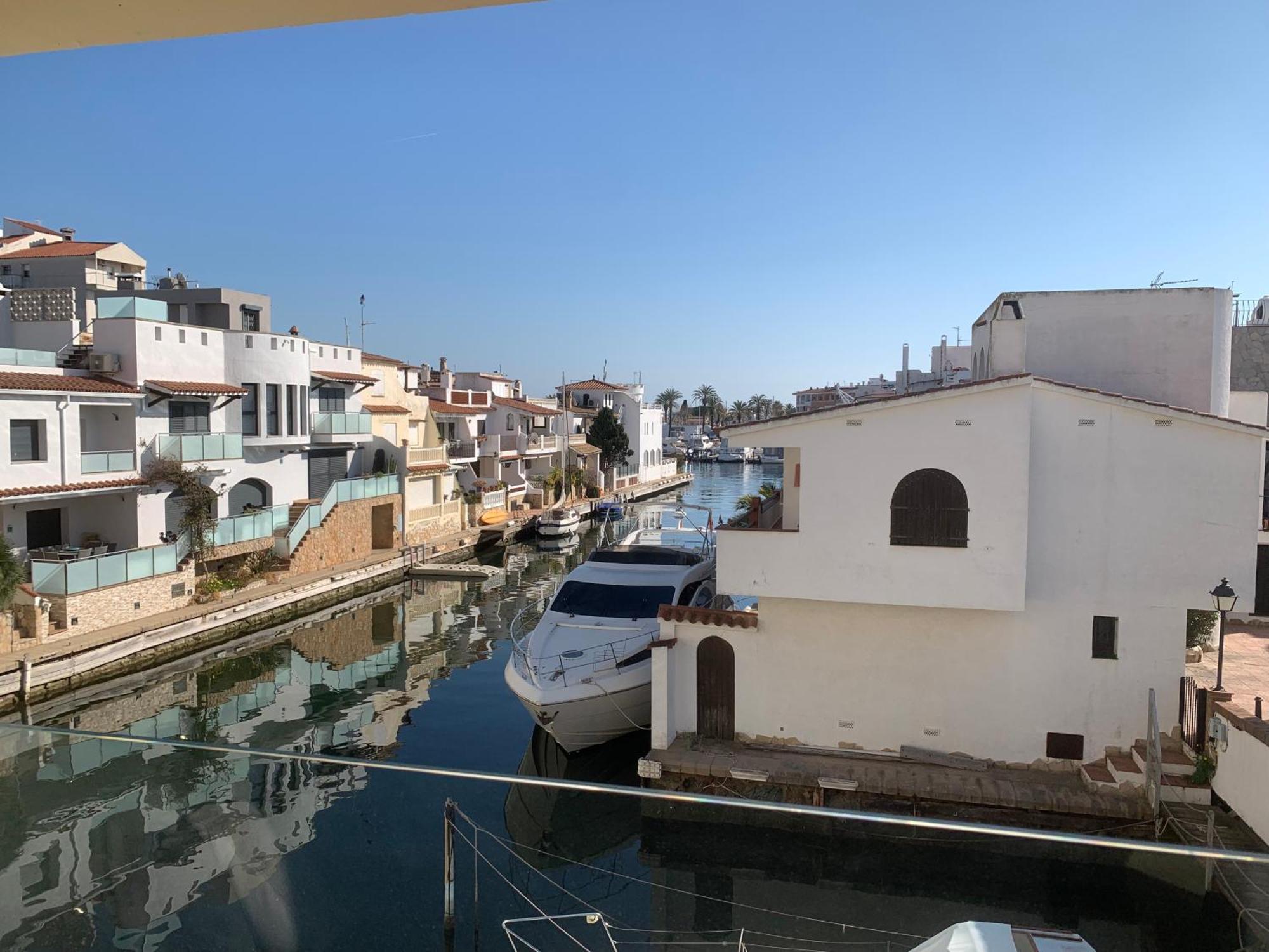 Waterside Apartment - Two Bedroom إمبوريابرافا المظهر الخارجي الصورة