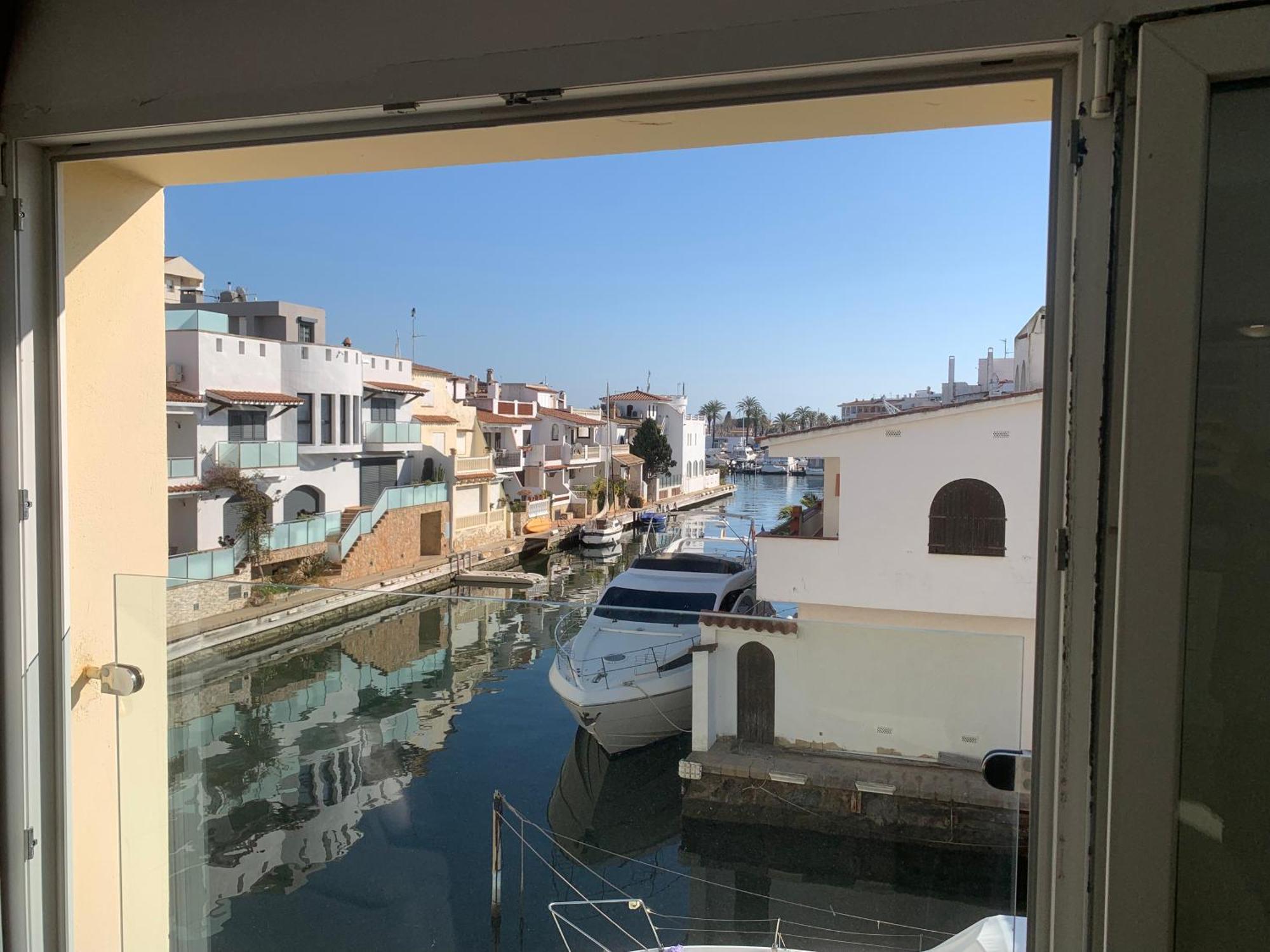 Waterside Apartment - Two Bedroom إمبوريابرافا المظهر الخارجي الصورة
