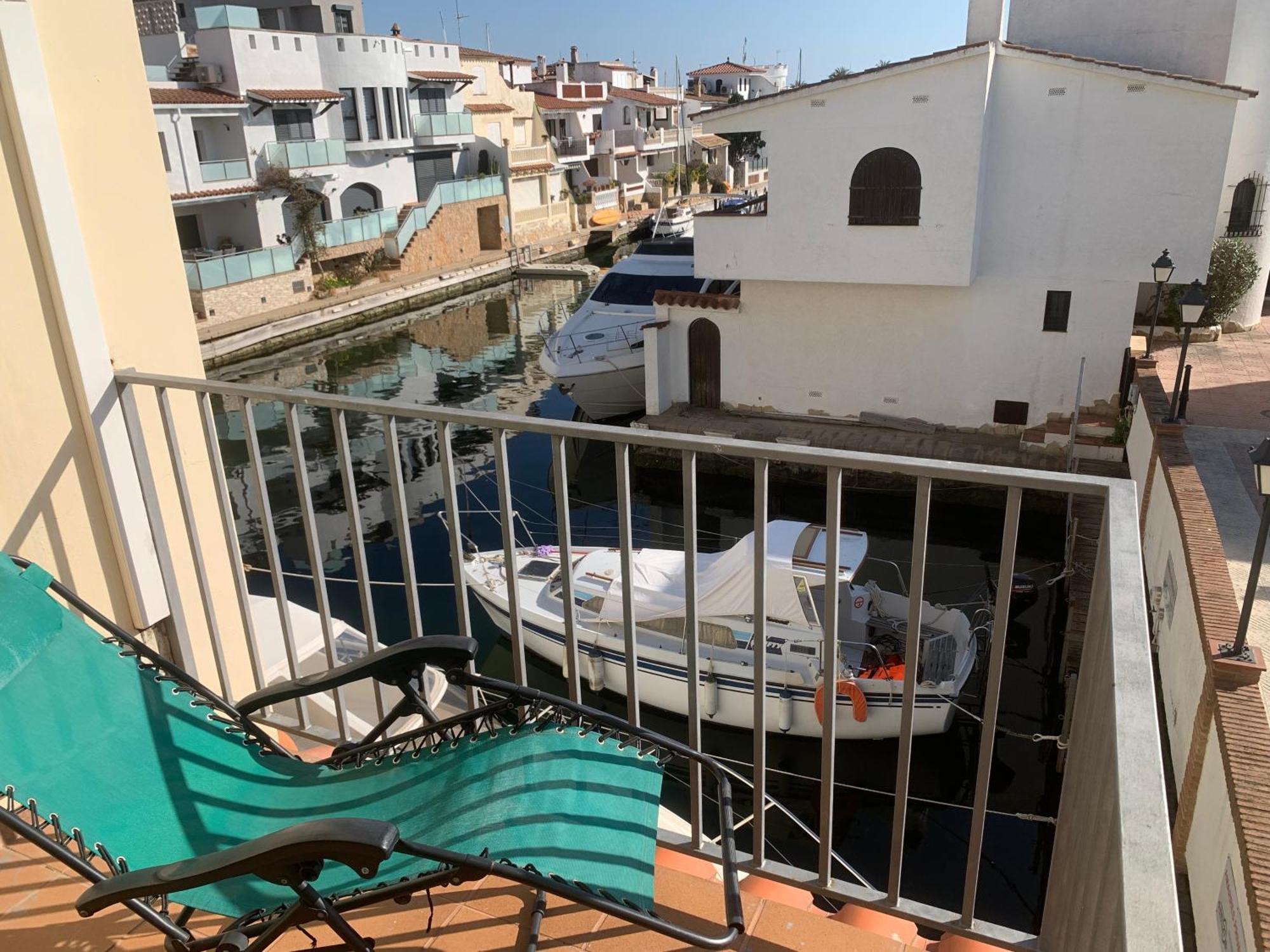 Waterside Apartment - Two Bedroom إمبوريابرافا المظهر الخارجي الصورة