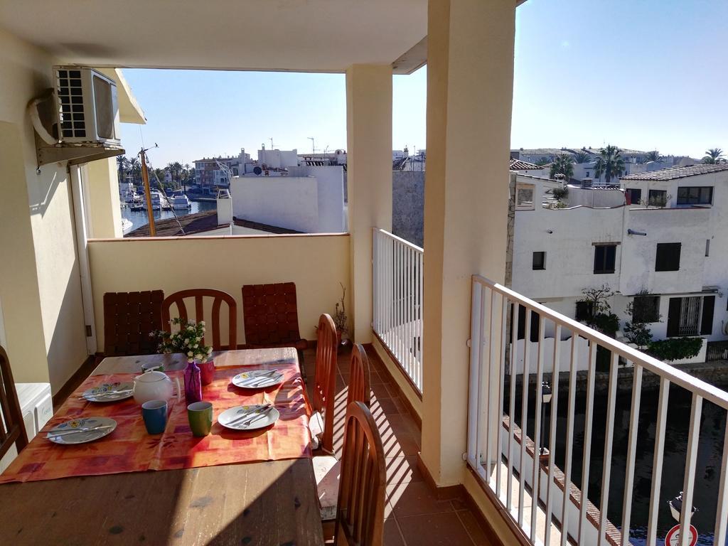 Waterside Apartment - Two Bedroom إمبوريابرافا الغرفة الصورة