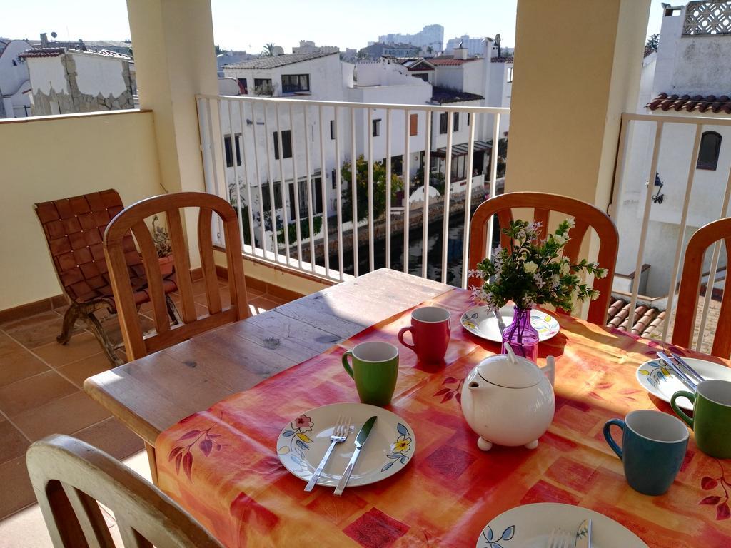 Waterside Apartment - Two Bedroom إمبوريابرافا الغرفة الصورة