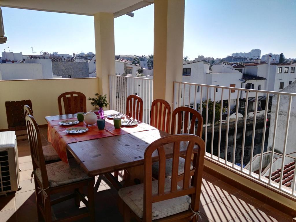 Waterside Apartment - Two Bedroom إمبوريابرافا الغرفة الصورة