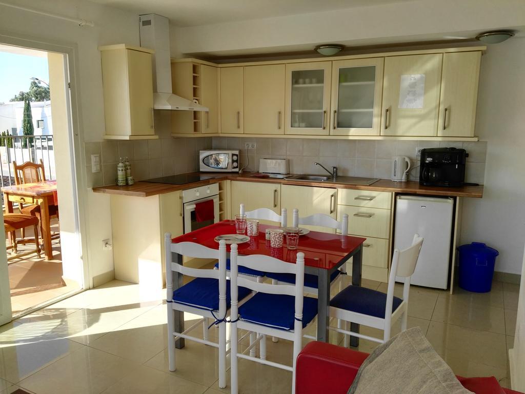 Waterside Apartment - Two Bedroom إمبوريابرافا الغرفة الصورة