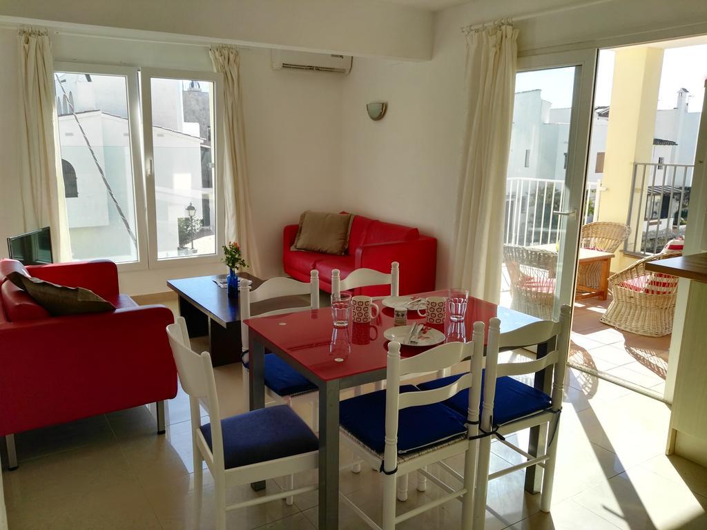 Waterside Apartment - Two Bedroom إمبوريابرافا الغرفة الصورة