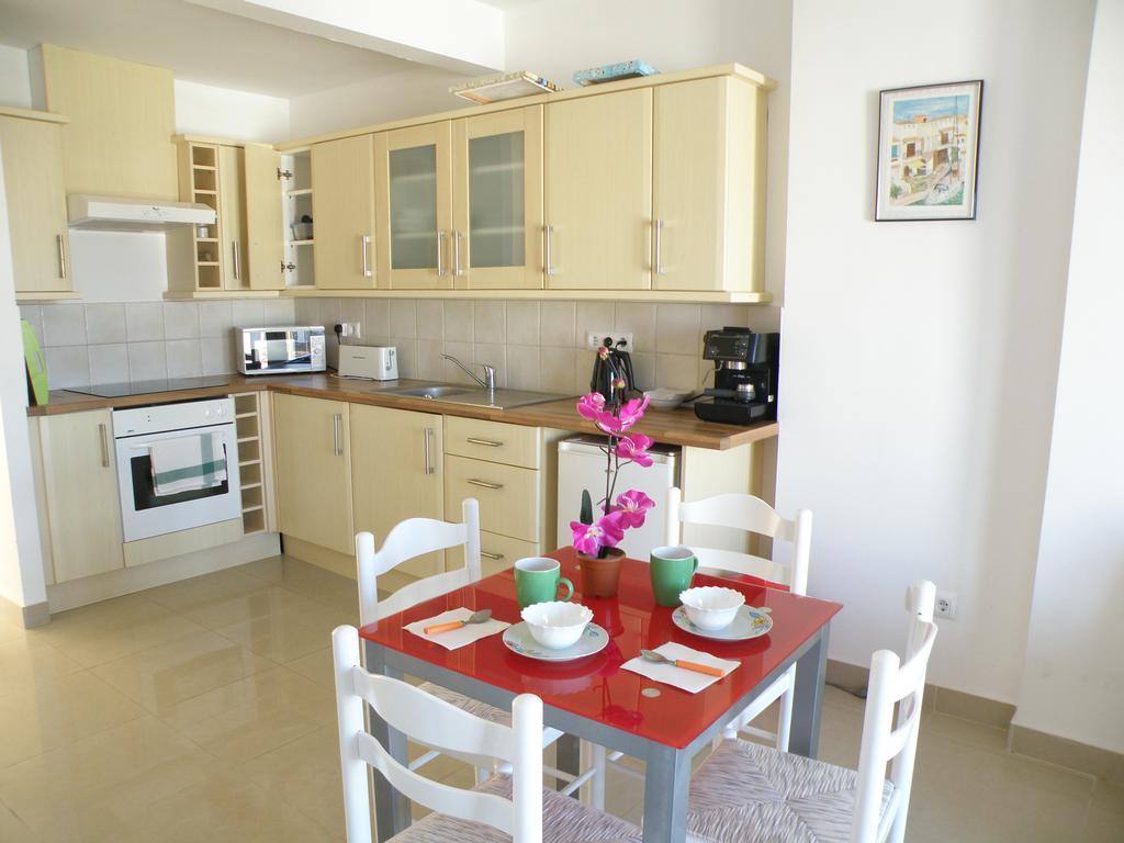 Waterside Apartment - Two Bedroom إمبوريابرافا الغرفة الصورة