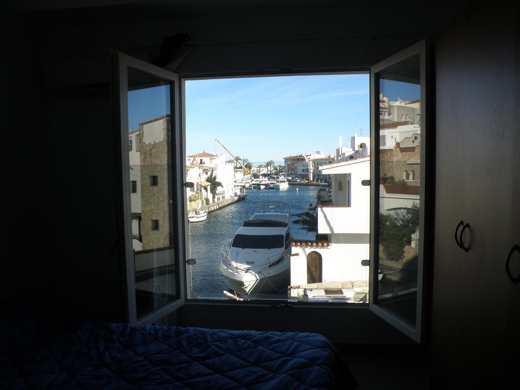 Waterside Apartment - Two Bedroom إمبوريابرافا الغرفة الصورة