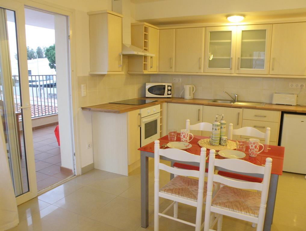 Waterside Apartment - Two Bedroom إمبوريابرافا الغرفة الصورة