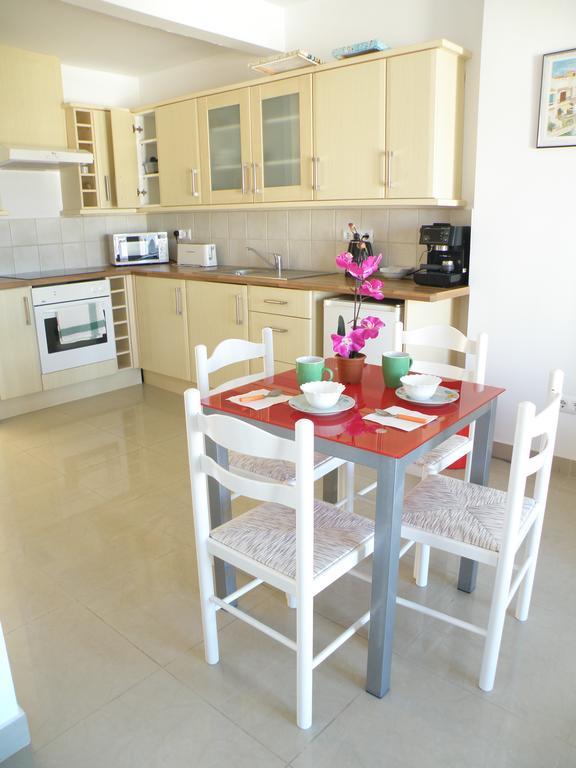 Waterside Apartment - Two Bedroom إمبوريابرافا المظهر الخارجي الصورة