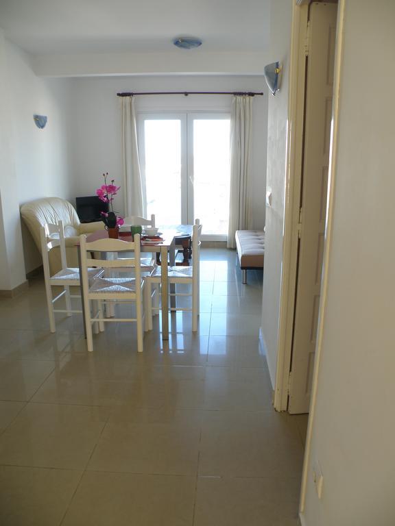 Waterside Apartment - Two Bedroom إمبوريابرافا الغرفة الصورة