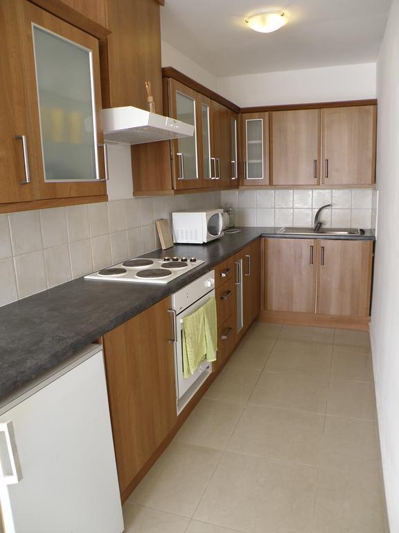 Waterside Apartment - Two Bedroom إمبوريابرافا الغرفة الصورة
